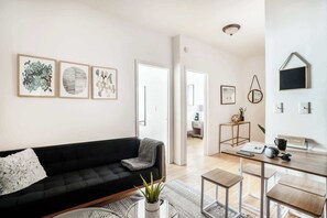 TV, offices - 102-1A Best Value 2BR Apt Near Central Park (New York)