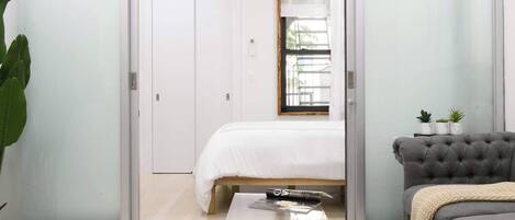 Escritorio, tabla de planchar con plancha, wifi y ropa de cama