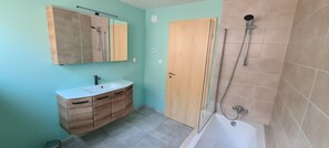 淋浴設備、風筒、提供毛巾、廁紙