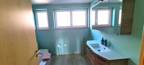 Shower, hair dryer, towels, toilet paper - The cooper's house (Cleebourg)