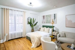 Desk, iron/ironing board, WiFi, bed sheets - 74-1A New Studio in Prime UWS - GYM In Building (New York)
