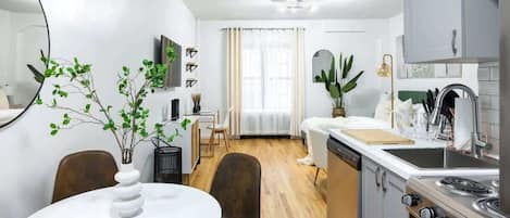 Kühlschrank, Mikrowelle, Ofen, Herdplatte