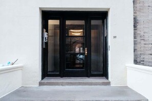 Exterior detail - 74-1A New Studio in Prime UWS - GYM In Building (New York)