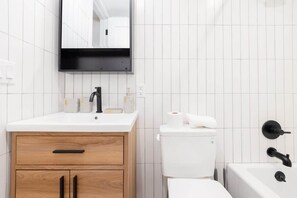 Een douche, een haardroger, handdoeken