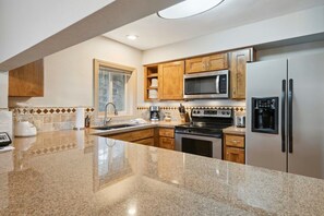 Private kitchen - 3BR - 3BA Condo - Falcon Point - Walk to Ski Shuttle - PRIME SPRING BRK WKD!!! (Avon)