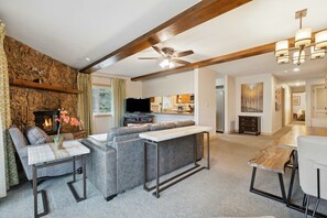 Living area - 3BR - 3BA Condo - Falcon Point - Walk to Ski Shuttle - PRIME SPRING BRK WKD!!! (Avon)