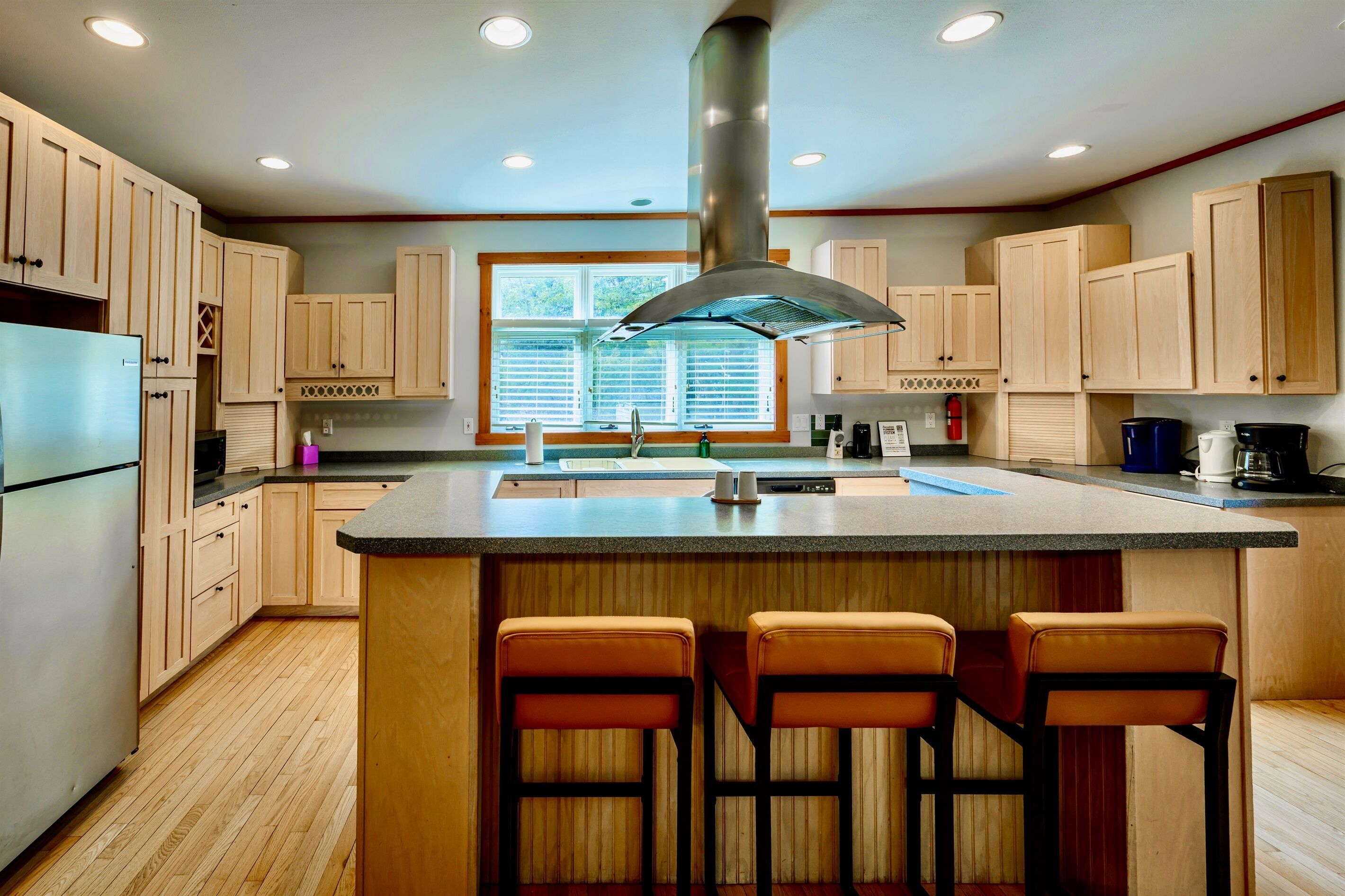 Geladeira, micro-ondas, fogão, cooktop