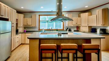 Geladeira, micro-ondas, fogão, cooktop