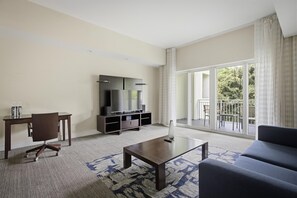 Een televisie en een kantoor