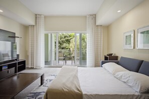 Een bureau, een strijkplank/strijkijzer, wifi, beddengoed