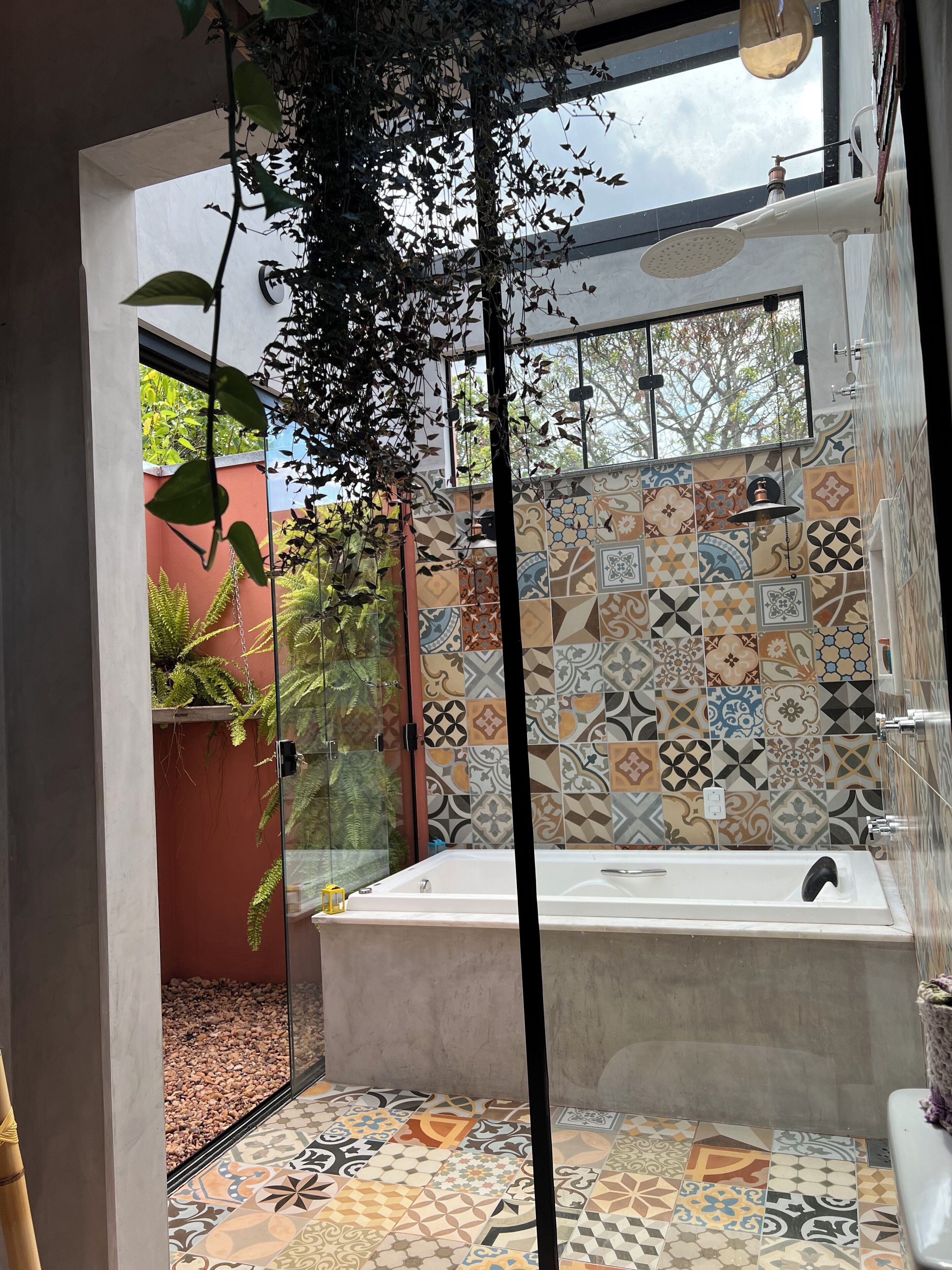 Een douche, een bubbelbad, een haardroger, handdoeken