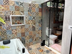 Shower, jetted bath, hair dryer, towels