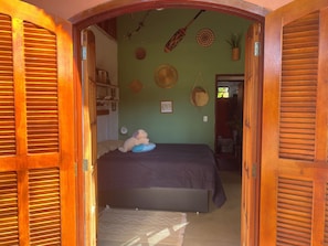 2 quartos, ferros/tábuas de passar roupa, acesso à internet