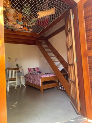 2 bedrooms, iron/ironing board, internet, bed sheets