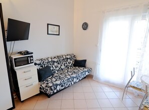 公寓 (One Bedroom Apartment With Terrace (P) | 客厅 | 32-英寸纯平电视（配备卫星频道）