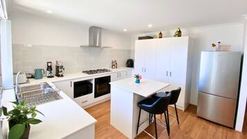 冰箱、微波炉、烤箱、炉灶