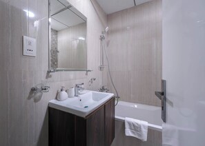House - Stayshort - Studio in JVC Sleeps 4 With Balcony (Dubai)