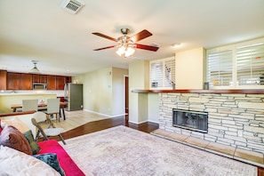 Televisio, takka, pöytätennispöytä