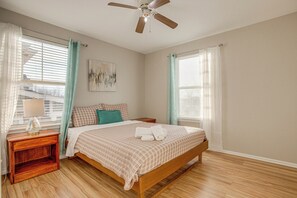 Tabla de planchar con plancha, internet y ropa de cama 