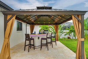 Outdoor dining - 2 Mi to Beach Park: Luxe Bonita Springs Getaway (Bonita Springs)