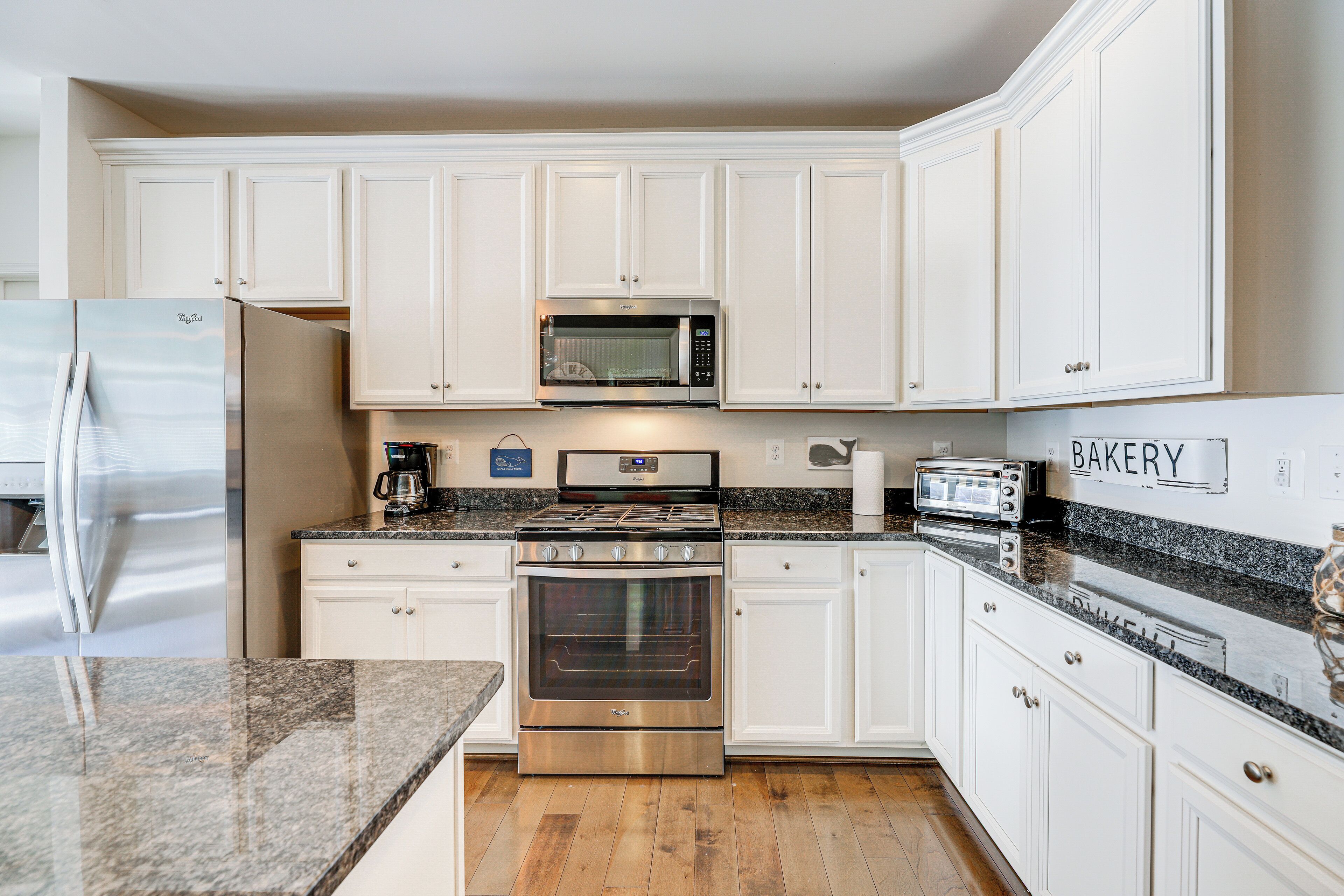 Réfrigérateur, micro-ondes, plaque de cuisson, lave-vaisselle