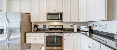 Réfrigérateur, micro-ondes, plaque de cuisson, lave-vaisselle