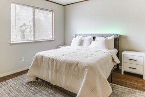 2 bedrooms, iron/ironing board, Internet, bed sheets - 5 Mi to Westchase District: Houston Extended Stay (Houston)