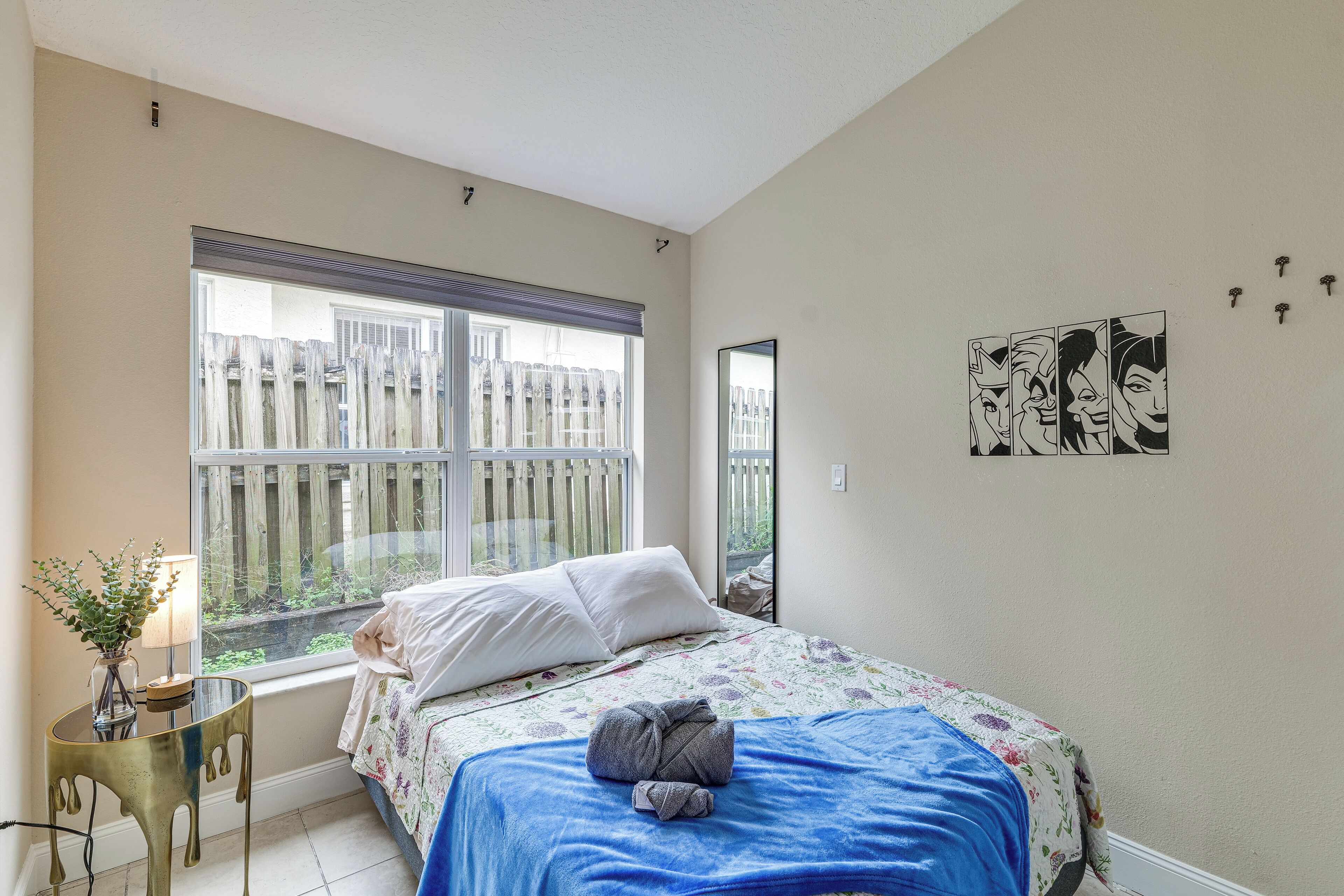 Skrivebord, strykejern/-brett, internettilgang og sengetøy