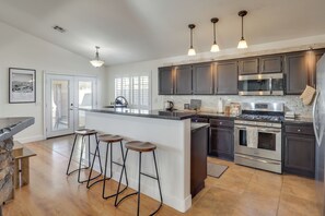 Réfrigérateur, micro-ondes, plaque de cuisson, lave-vaisselle