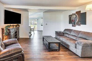 TV - Steps to Winery! Updated Farmhouse in Holt (Holt)