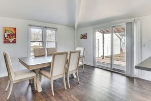 Dining - Steps to Winery! Updated Farmhouse in Holt (Holt)