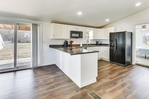 Steps to Winery! Updated Farmhouse in Holt