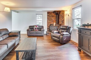 TV - Steps to Winery! Updated Farmhouse in Holt (Holt)