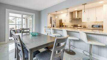 Frigorífico, microondas, placa de cocina y lavavajillas