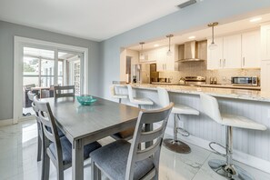 Frigorífic, microones, placa de cuina i rentaplats