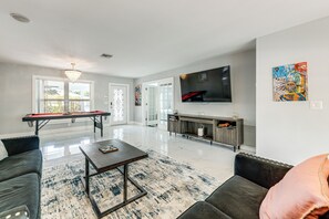 Televisor, taula de tennis de taula i llibres