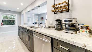 Frigorífico, microondas, placa de cocina y lavavajillas