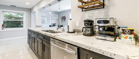 Kühlschrank, Mikrowelle, Herdplatte, Geschirrspüler