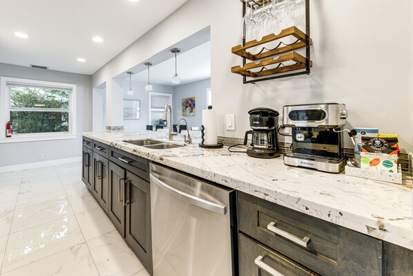 Frigorífic, microones, placa de cuina i rentaplats