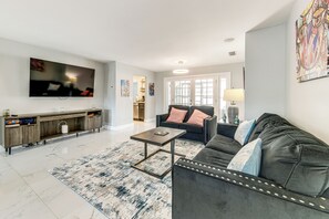 Televisor, taula de tennis de taula i llibres