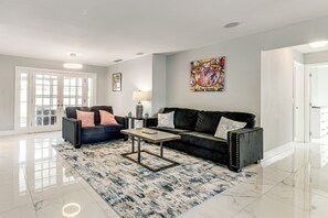 Una televisión, una mesa de tenis de mesa, libros