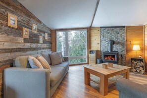 Chimenea, estéreo y oficina 