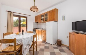 Fridge, stovetop, cookware/dishes/utensils - Awesome apartment in Pag with house sea view (Pag)