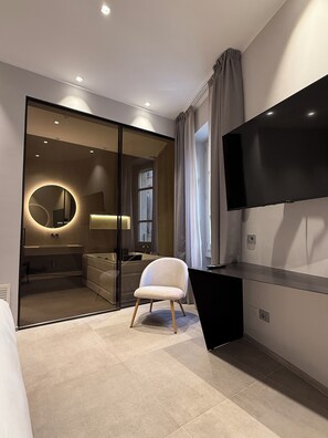 Apartament de luxe, vistes a la ciutat | Cortines opaques, planxa i posts de planxar i wifi gratuïta 