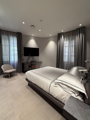 Apartament de luxe, vistes a la ciutat | Cortines opaques, planxa i posts de planxar i wifi gratuïta 