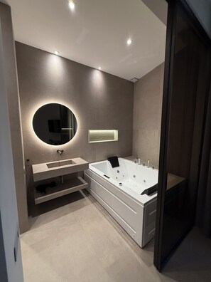 Luxury Apartment, City View | Bathroom | Slippers - LEOPOLDO SUITES (Cagliari)