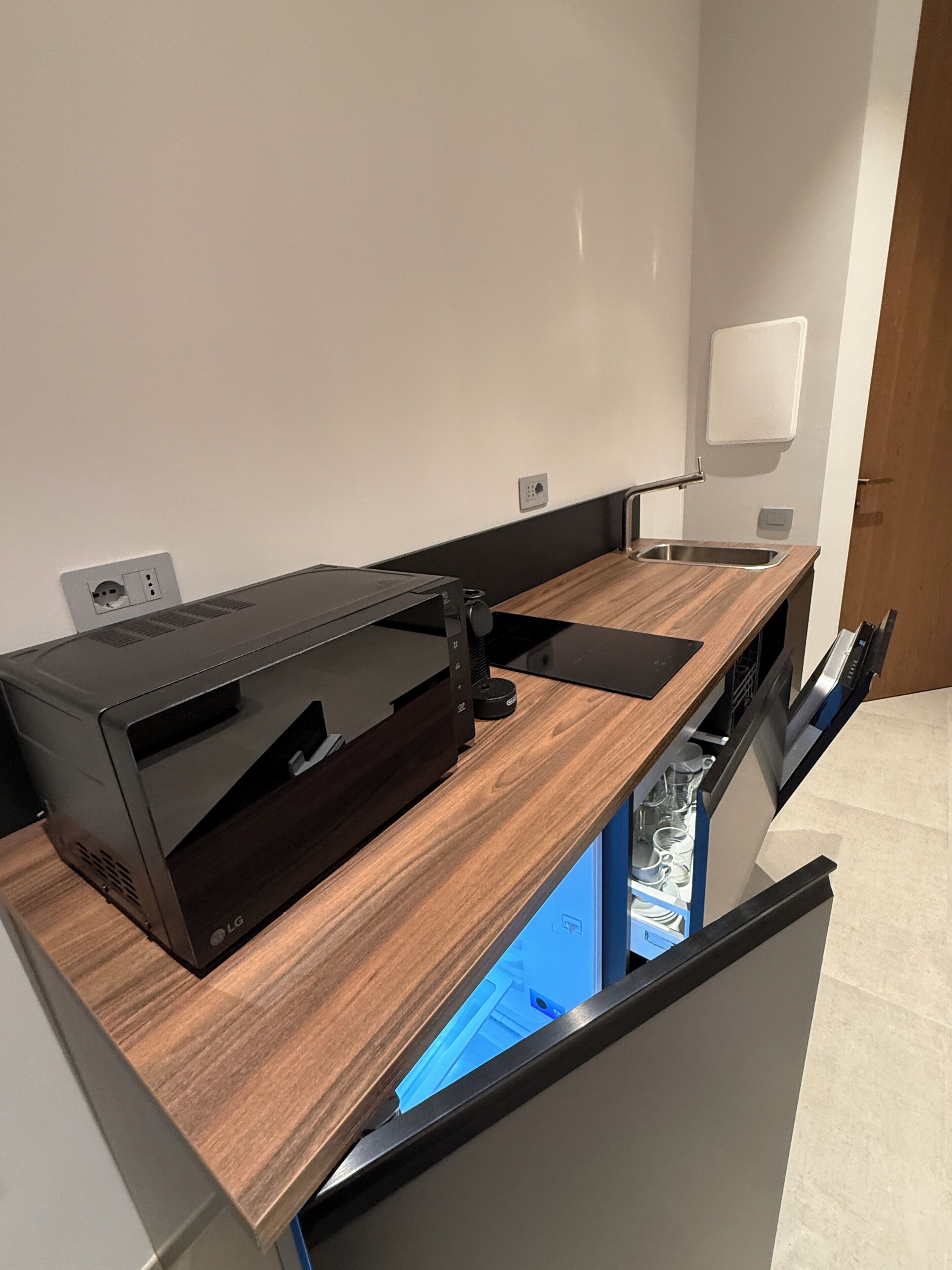 Luxury Apartment, City View | Private kitchen