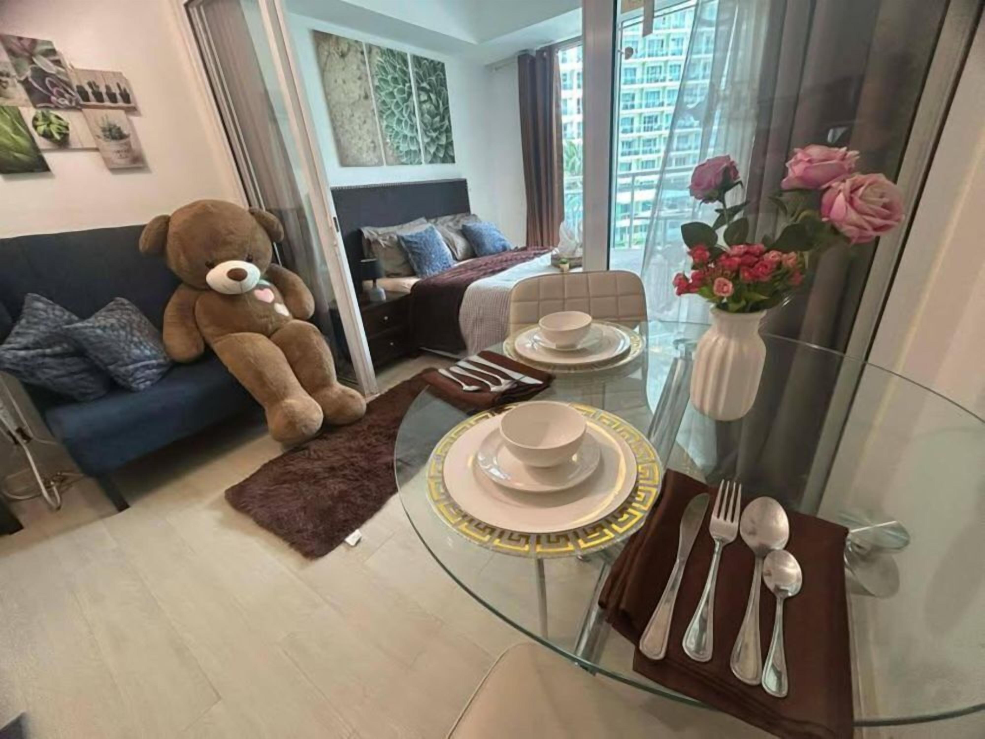 1 habitación, tabla de planchar con plancha y ropa de cama 