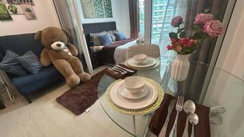 1 habitación, tabla de planchar con plancha y ropa de cama