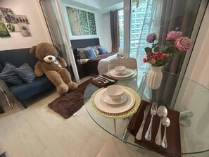 1 habitación, tabla de planchar con plancha y ropa de cama 